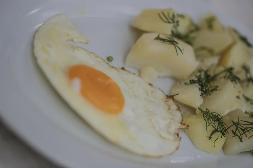 Jajko sadzone z ziemniakami, mimo iż uwielbiane przez Polaków, może okazać się piekłem dla żołądka