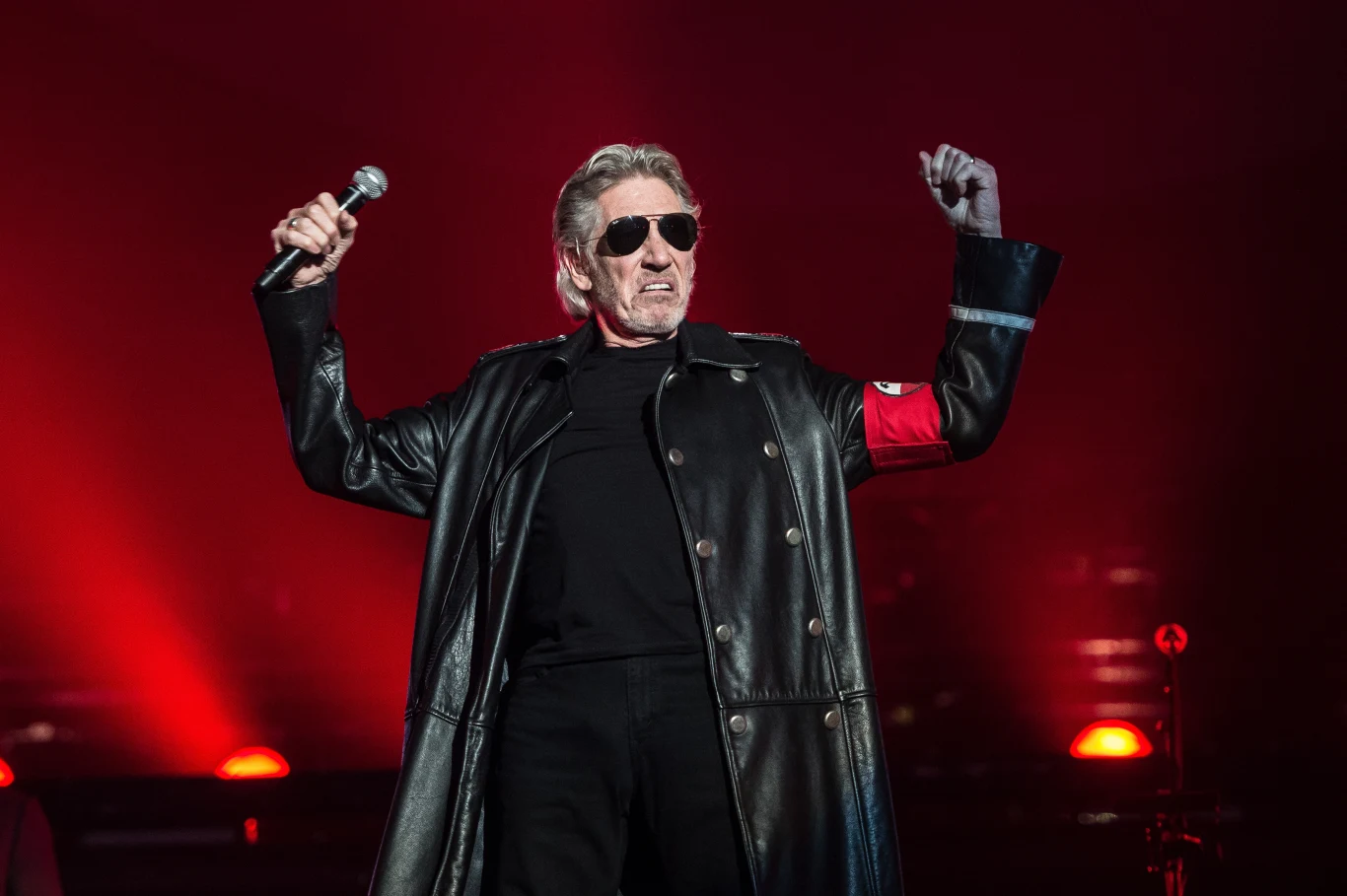 Roger Waters podczas koncertu "The Wall" w 2013 roku we wspomnianym stroju.