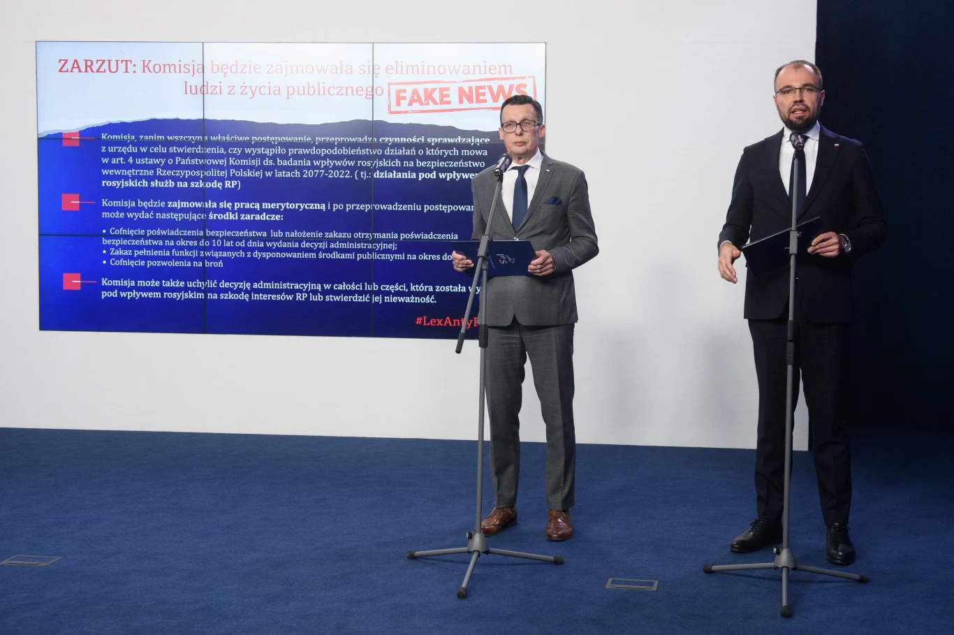 Marek Ast i Krzysztof Szczucki podczas konferencji, wyjaśniającej wątpliwości wokół komisji ds. zbadania rosyjskich wpływów