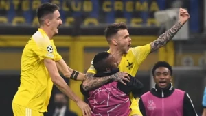 Sebastien Thill (w geście triumfu) zagra w barwach Stali Rzeszów 