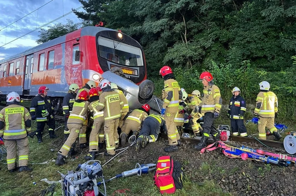 Samochód wypadł z drogi i dachując, wpadł pod pociąg w  Barcicach Górnych koło Nowego Sącza