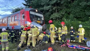 Nieprawdopodobny wypadek - samochód dachował i wpadł pod pociąg. Są ofiary