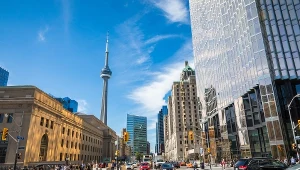 Z szacunków kanadyjskiej rządowej organizacji CMHC wynika, że do końca dekady w tym kraju może brakować do 3,5 mln mieszkań. Zdj. ilustracyjne, przedstawia centrum Toronto