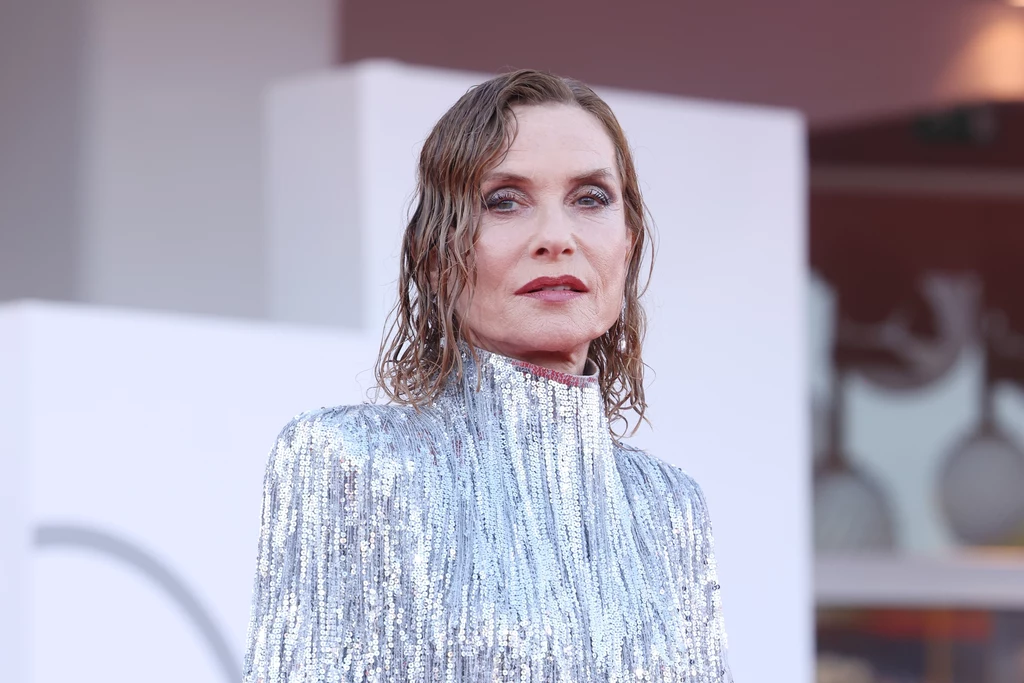 Isabelle Huppert w srebrnej sukni na festiwalu w Wenecji