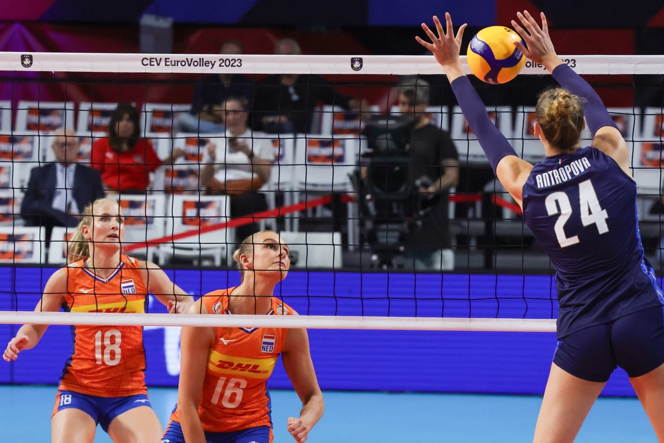 Jekaterina Antropowa w akcji przy siatce w czasie meczu Holandia - Włochy