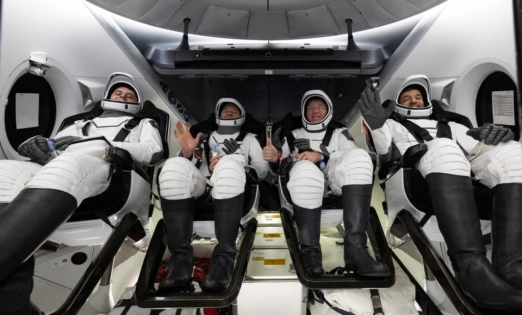 Czterech astronautów powróciło na Ziemię Czterech astronautów powróciło na Ziemię