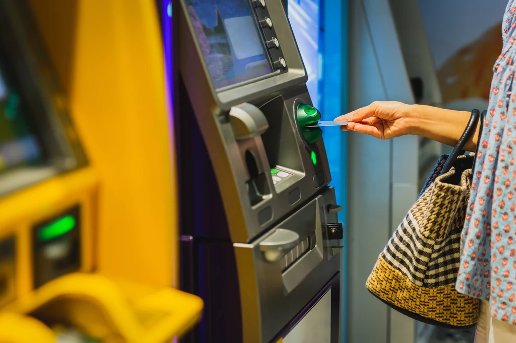 Bankomat zatrzymał kartę? Natychmiast poinformuj o tym swój bank Bankomat zatrzymał kartę? Natychmiast poinformuj o tym swój bank