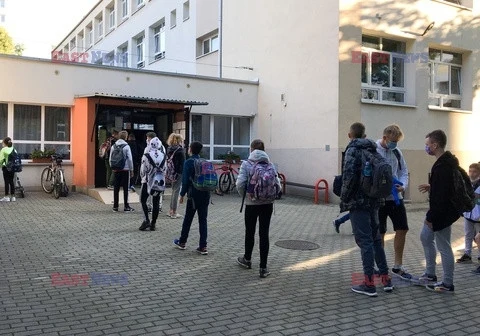 Intensywny ruch pieszych i samochodów w okolicach szkół, zwłaszcza na początku roku nakazuje zachowanie szczególnej ostrożności.