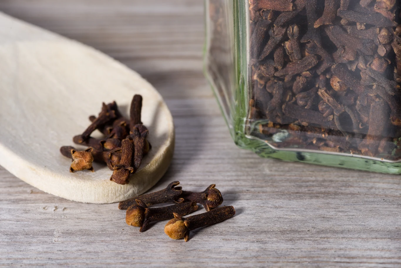 Jak skutecznie odstraszyć mole spożywcze? Wykorzystaj popularną przyprawę