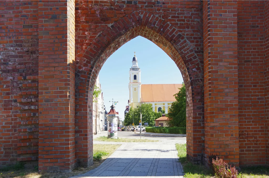 Brama Szpitalna z XIV wieku jako cześć murów miejskich oraz kościół Bożego Ciała