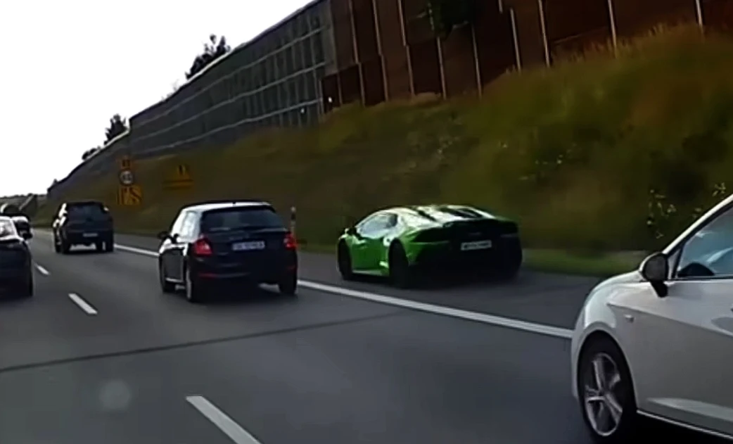 Policja wciąż poszukuje zielonego Lamborghini, które ma "w nawyku" wyprzedzanie poboczem autostrady/ źródło: YouTube: Stop Cham