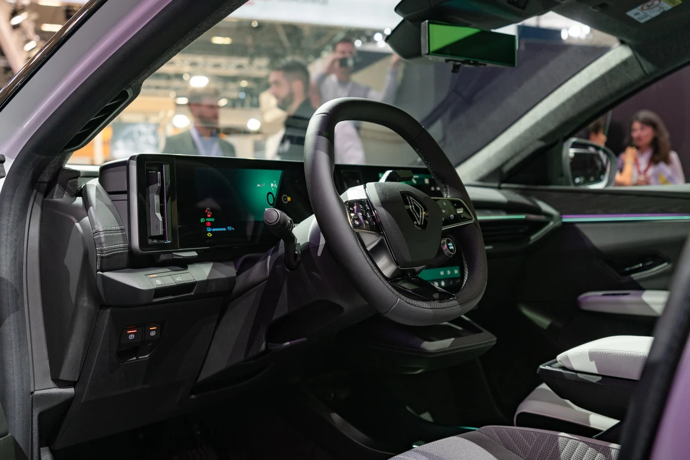Renault Scenic E-Tech oferowany jest w dwóch wersjach wyposażeniowych. Renault Scenic E-Tech oferowany jest w dwóch wersjach wyposażeniowych.
