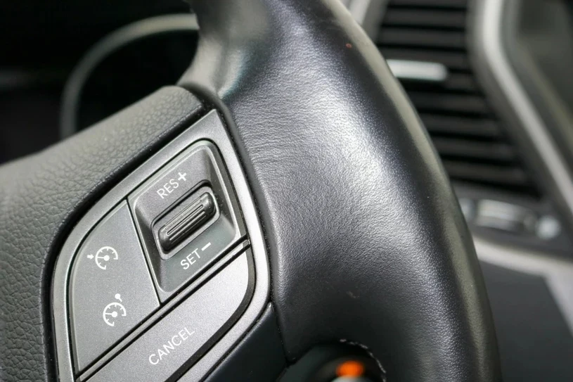 Ogranicznik prędkości często jest połączony z funkcją tempomatu, ale to dwie różne funkcje.