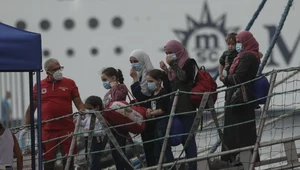 Migranci na pokładzie statku w Neapolu