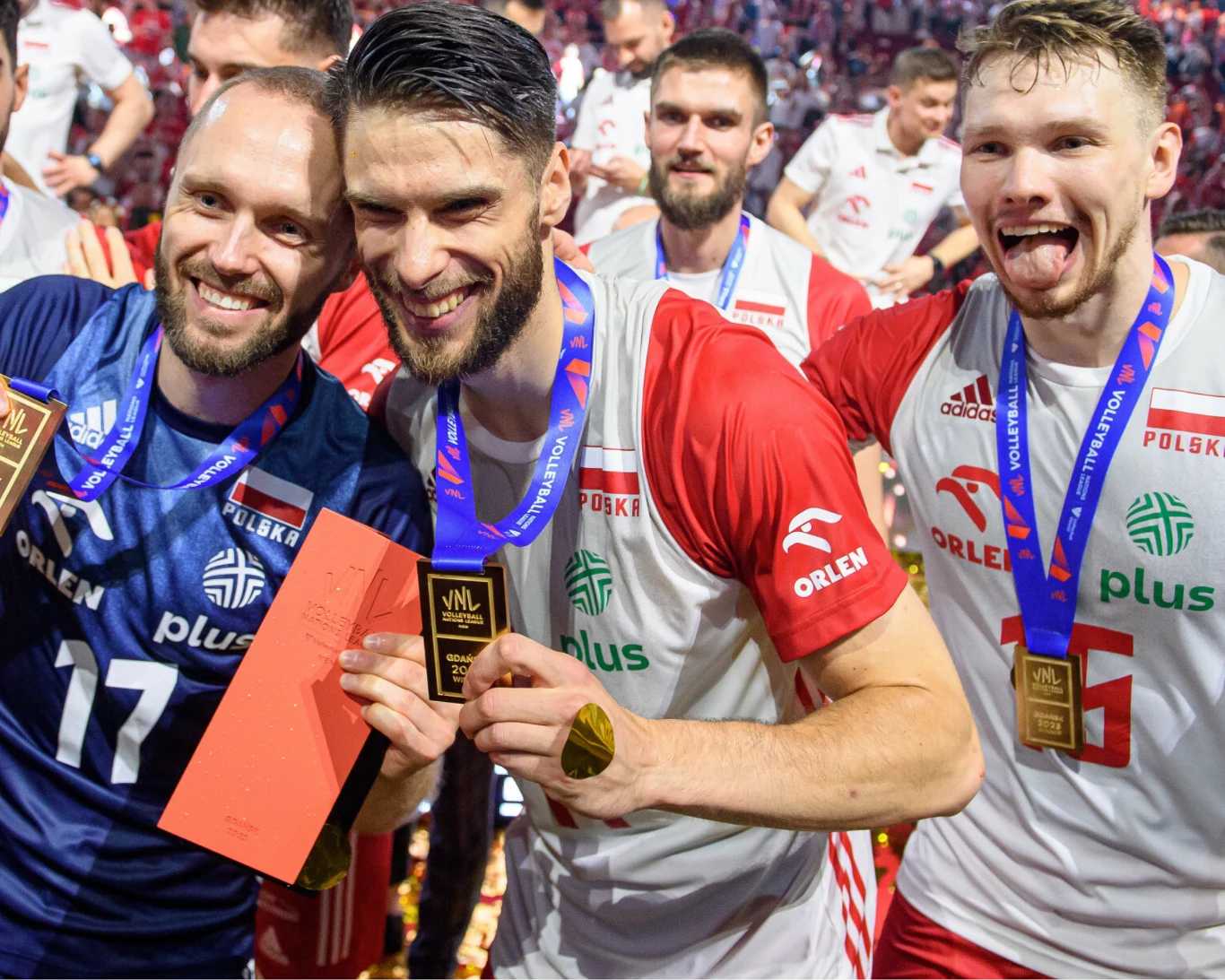 Polscy siatkarze znów pokazali kibicom, że mają gest. Wyjątkowy element znalazł się na ich koszulkach Polscy siatkarze znów pokazali kibicom, że mają gest. Wyjątkowy element znalazł się na ich koszulkach