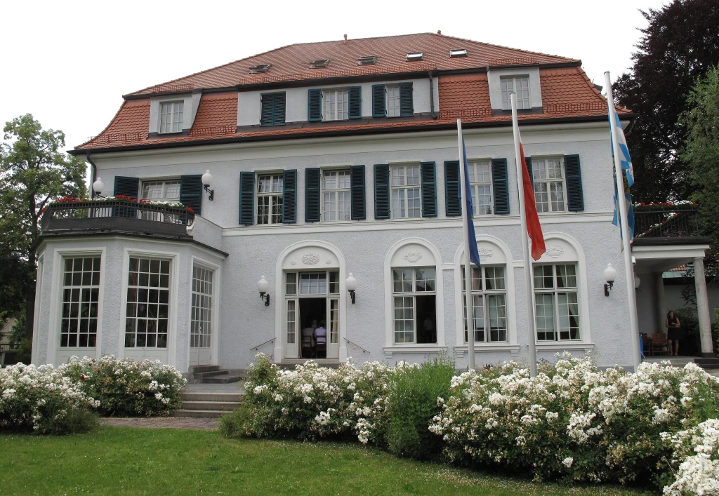 Siedziba Konsulatu Generalnego Rzeczypospolitej Polskiej w Monachium przy Röntgenstr. 5 Siedziba Konsulatu Generalnego Rzeczypospolitej Polskiej w Monachium przy Röntgenstr. 5