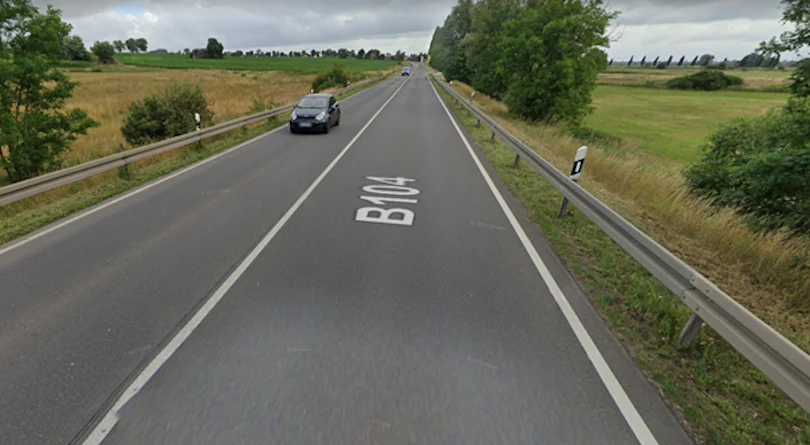 Niemcy: droga B104 – pojedyncza cienka ciągła linia segregacyjna, cienkie linie krawędziowe / fot. google