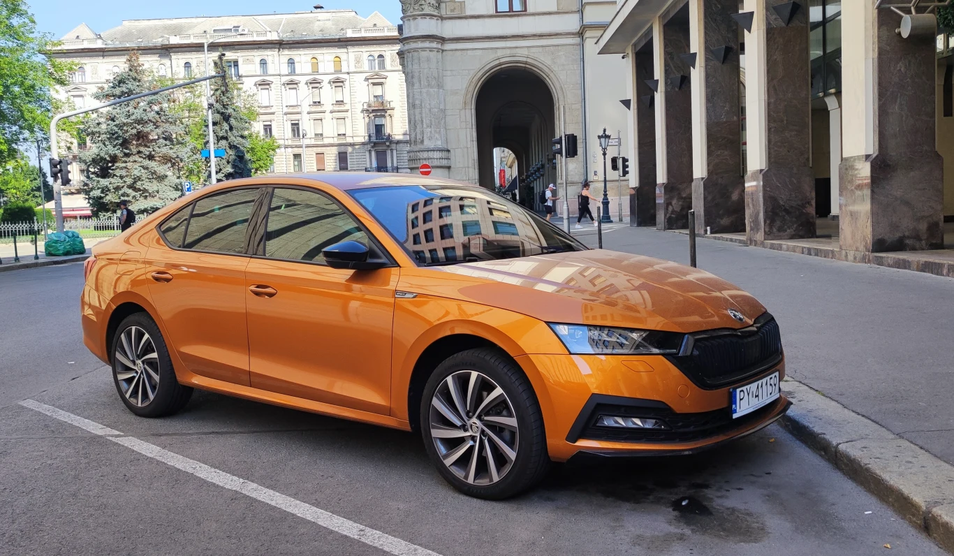 Skoda Octavia na ulicy Budapesztu Skoda Octavia na ulicy Budapesztu
