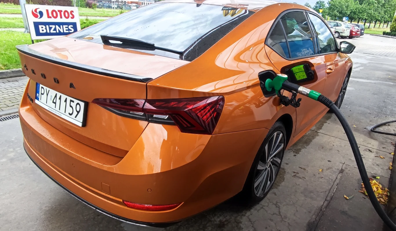 Skoda Octavia z silnikiem 1.5 TSI mHEV to rzadki widok na stacji paliw Skoda Octavia z silnikiem 1.5 TSI mHEV to rzadki widok na stacji paliw