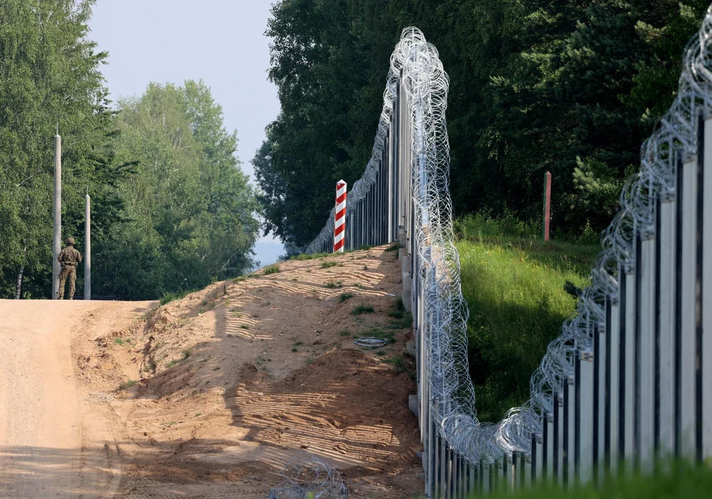 Białoruski żołnierz próbował przeciąć barierę Białoruski żołnierz próbował przeciąć barierę