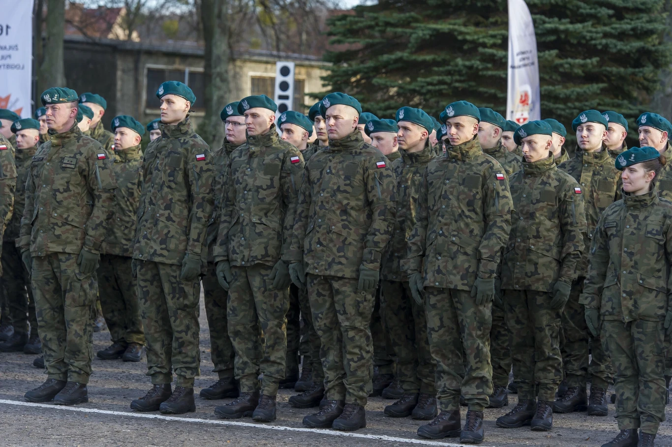 Wojsko cały czas prowadzi rekrutację. Wojsko cały czas prowadzi rekrutację.