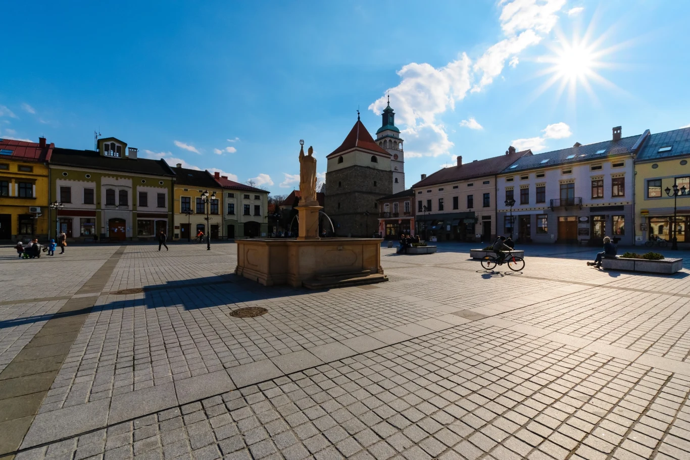 Rynek w Żywcu. Widok na katedrę i dzwonnicę