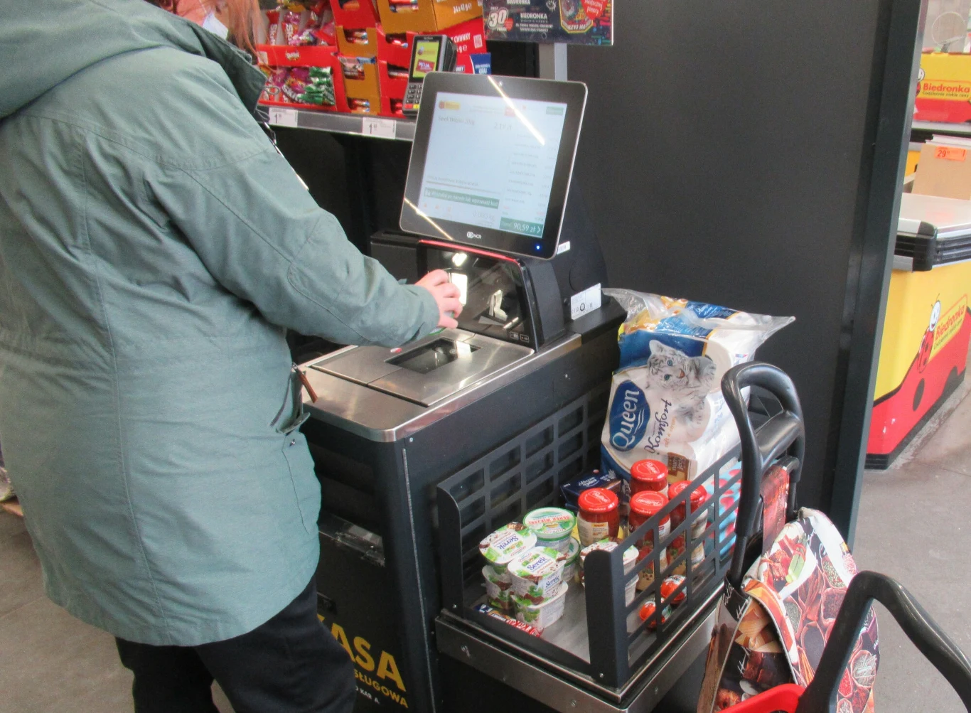 Korzystając z kas samoobsługowych, należy dokładnie śledzić zmiany na ekranie Korzystając z kas samoobsługowych, należy dokładnie śledzić zmiany na ekranie