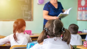 Wszy żerują we włosach i  łatwo przechodzą z człowieka na człowieka. Są szkolną plagą / zdjęcie ilustracyjne