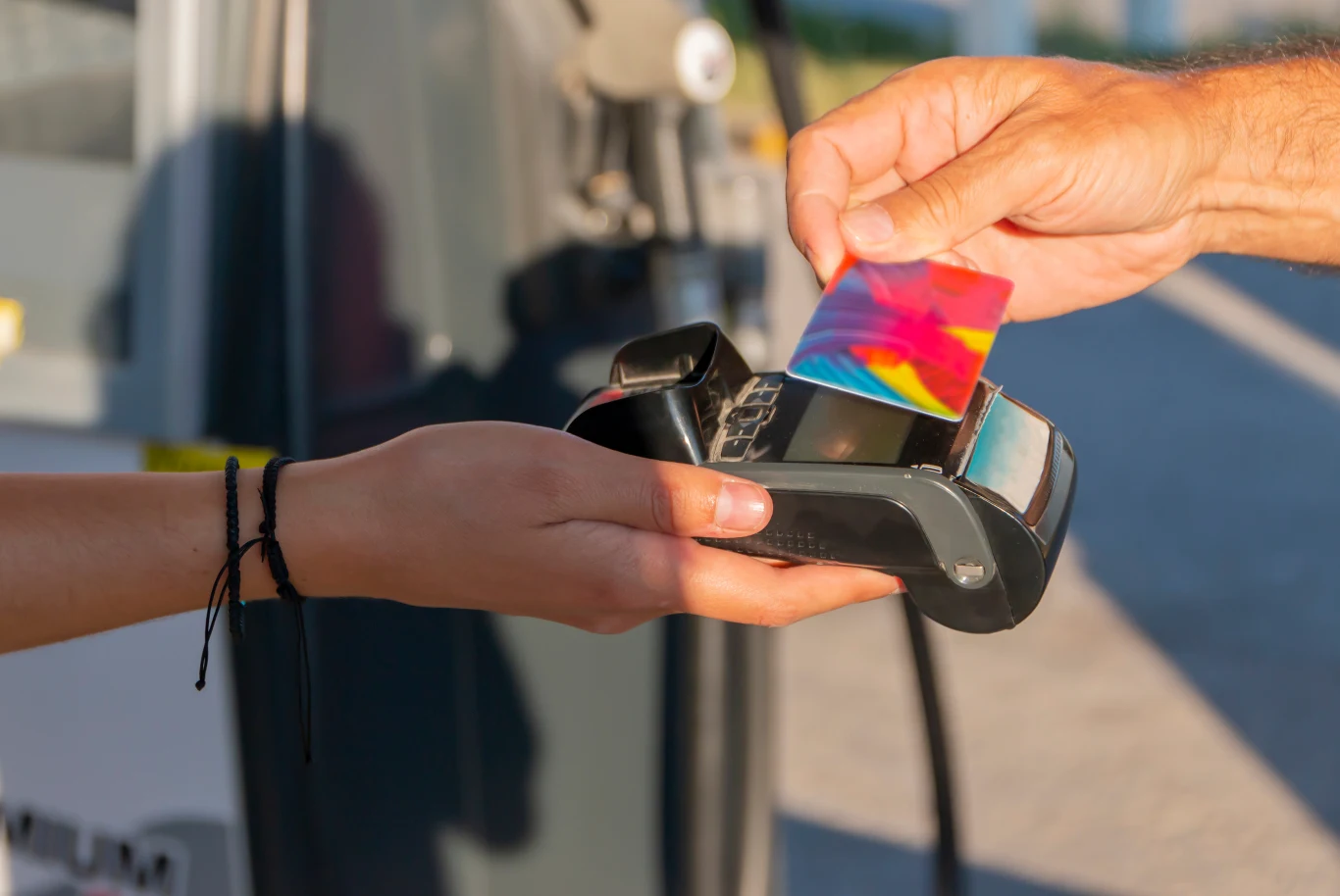 Korzystając z tych kart możemy cieszyć się tańszym tankowaniem także po wakacjach.