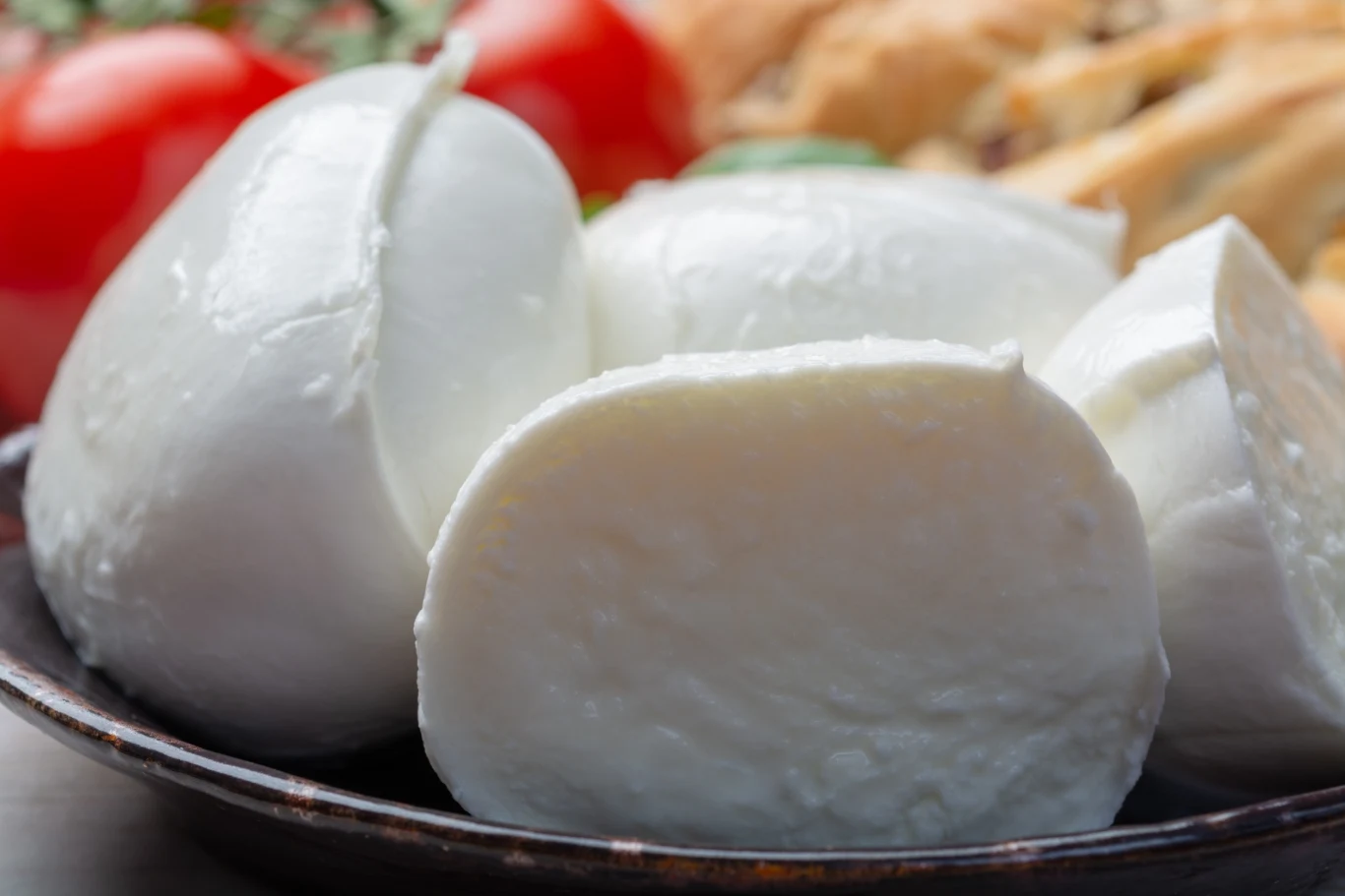 Mozzarella jest kremowa i niezwykle delikatna w smaku. To dlaczego Włosi ją uwielbiają. Możesz ją sam wykonać w domu Mozzarella jest kremowa i niezwykle delikatna w smaku. To dlaczego Włosi ją uwielbiają. Możesz ją sam wykonać w domu