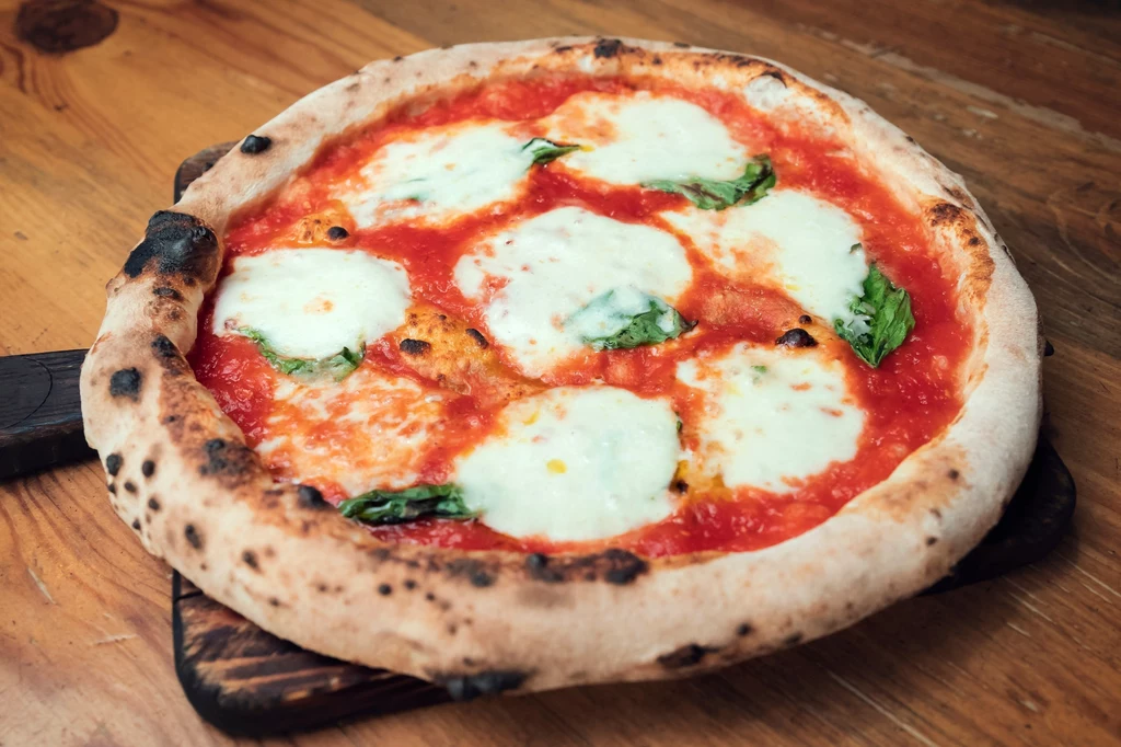 Mozzarella będzie najlepszym wyborem do przygotowania domowej pizzy czy zapiekanki 