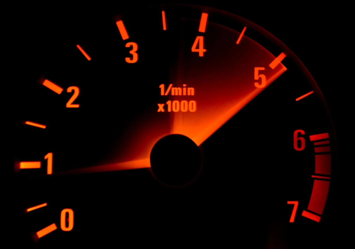 Gdy po redukcji spadają obroty, spada również prędkość samochodu - to hamowanie silnikiem