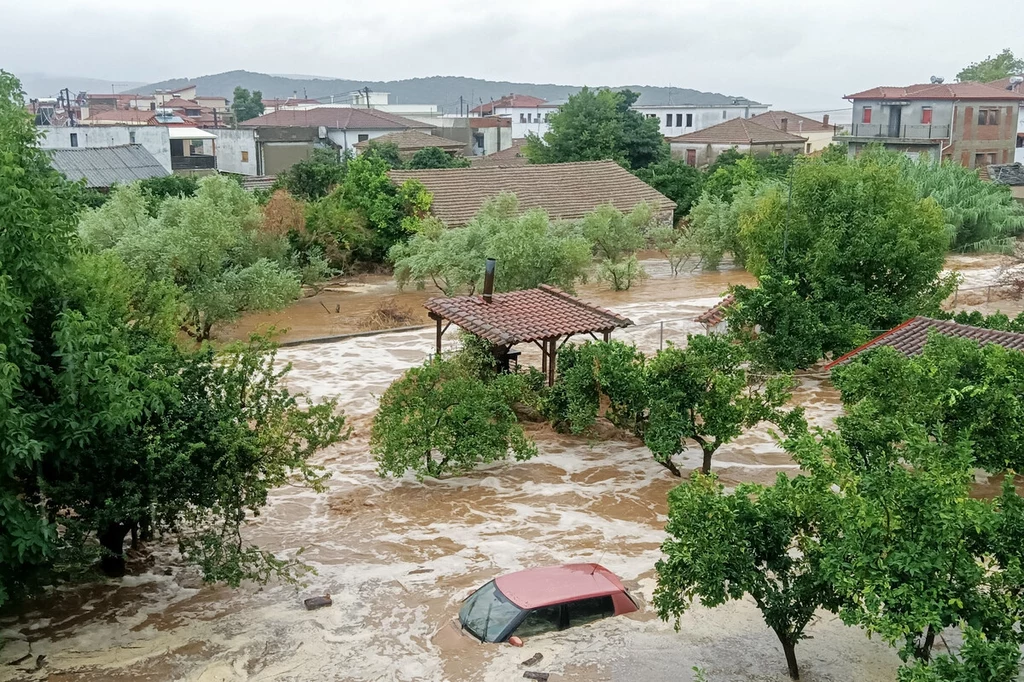 Grecja: Zalane samochody i domy w Wolos Grecja: Zalane samochody i domy w Wolos