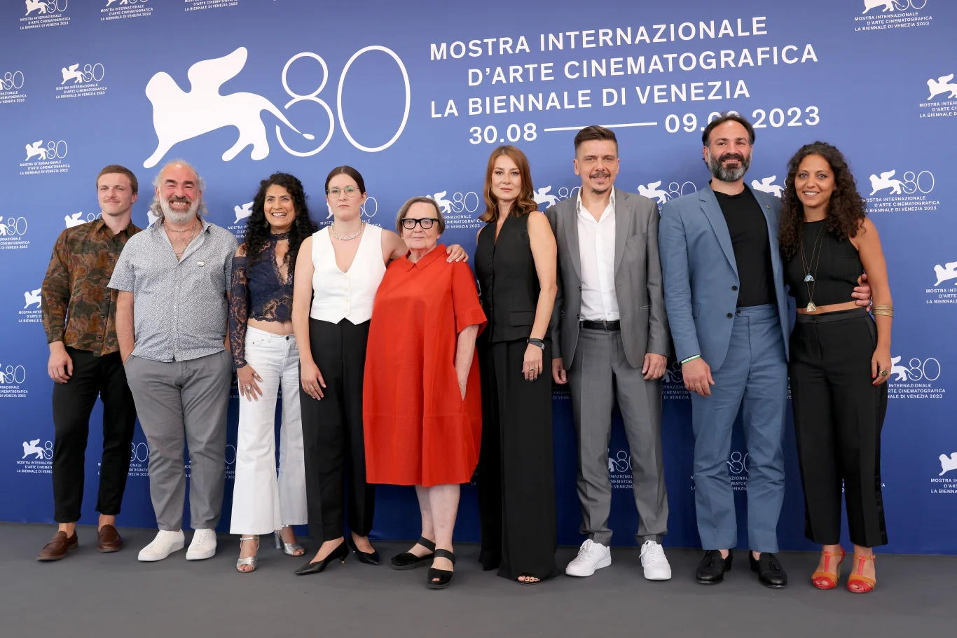Agnieszka Holland (w środku) z gwiazdami filmu "Zielona granica" przed premierą filmu na festiwalu w Wenecji