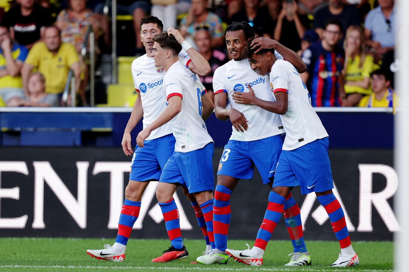Robert Lewandowski, Gavi, Jules Kounde i Lamine Yamal celebrują gola dla Barcelony Robert Lewandowski, Gavi, Jules Kounde i Lamine Yamal celebrują gola dla Barcelony