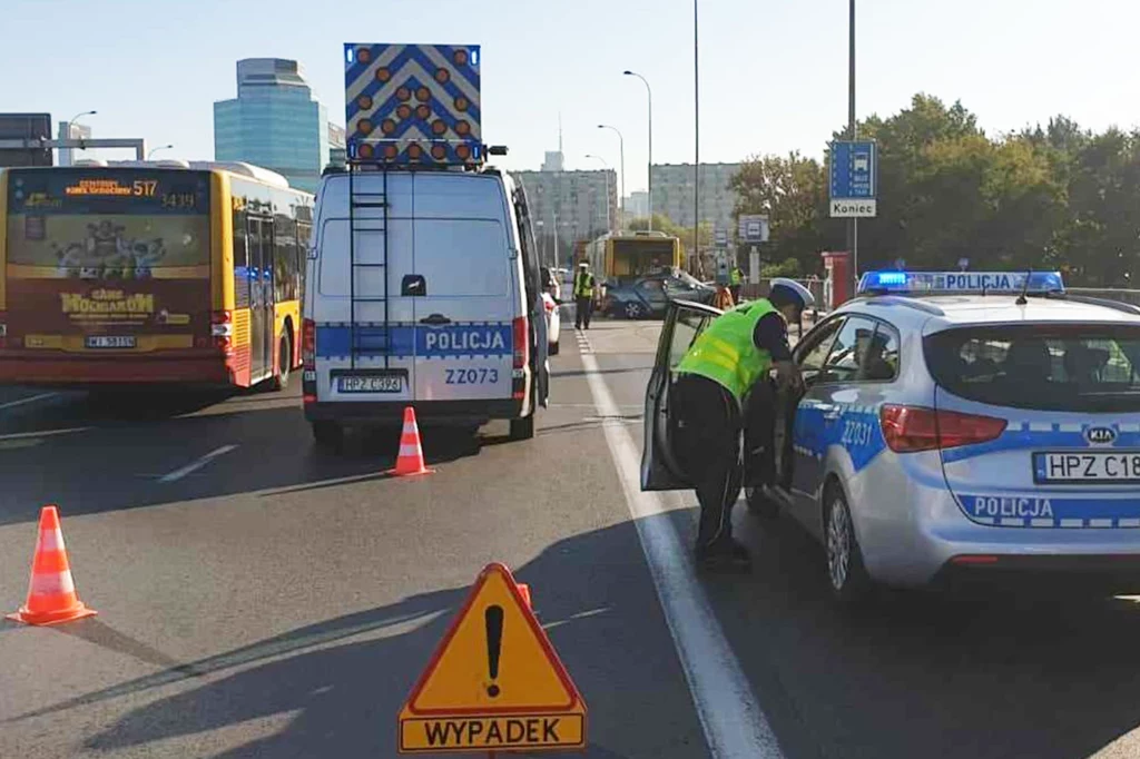 Wypadek na Alejach Jerozolimskich. Samochód najechał na autobus ZTM