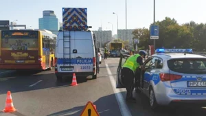 Tragiczne zderzenie z autobusem w Warszawie. Nie żyje jedna osoba