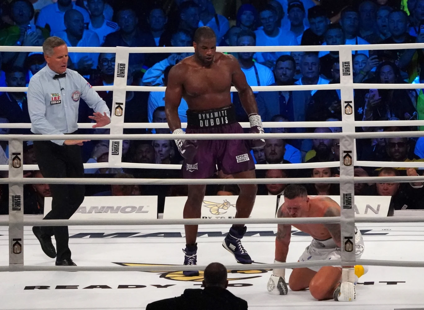 Ołeksandr Usyk wylądował na deskach w piątej rundzie