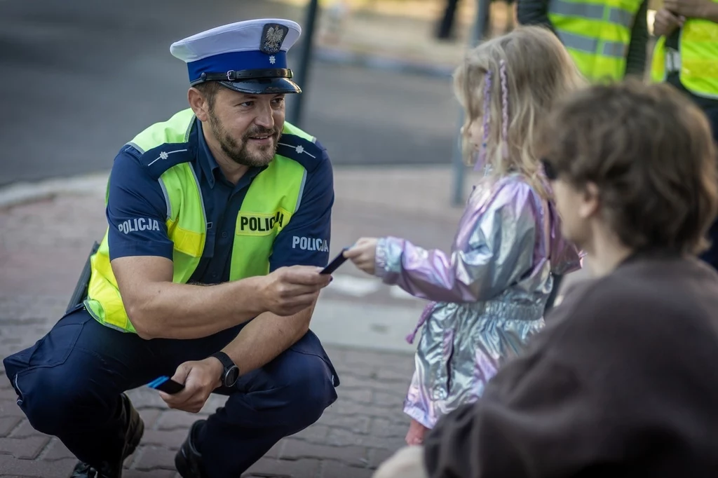 Policjanci zachęcają dzieci do udziału w akcji "Pomachaj kierowcy"