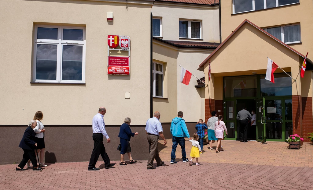 Kolejka do lokalu wyborczego na Podlasiu (arch.) Kolejka do lokalu wyborczego na Podlasiu (arch.)