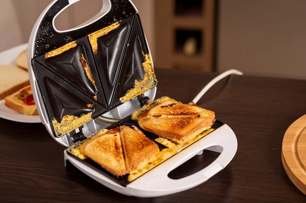 Przypalonego sera z tostera można się pozbyć w zaledwie pięć minut