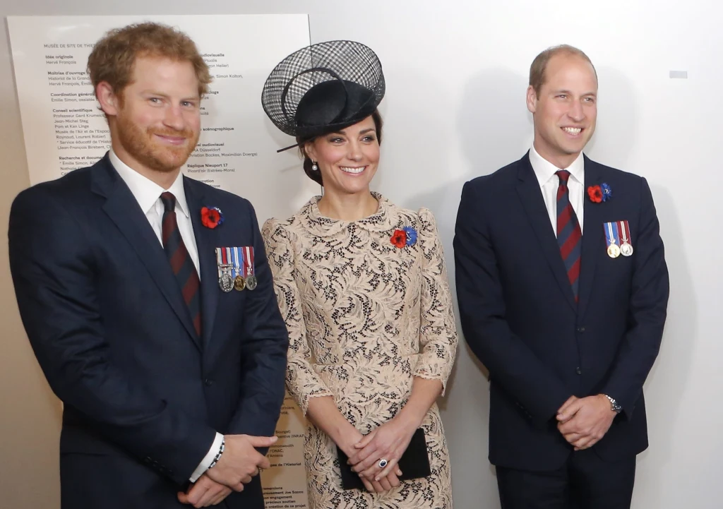 Książę Harry, księżna Kate i książę William.