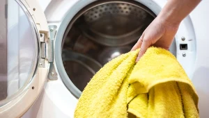 Wrzuć jedną tabletkę do pralki. Ręczniki i pościel będą miękkie i puszyste 