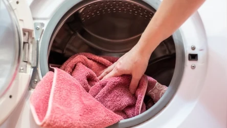 Ręczniki należy prać regularnie, żeby pozbyć się z nich drobnoustrojów i zanieczyszczeń. 