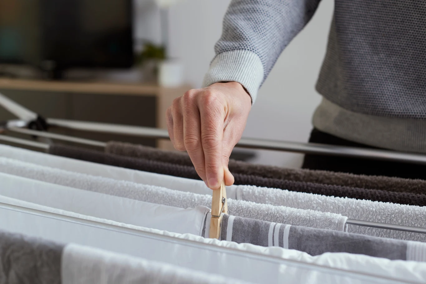 Pranie i wieszanie ubrań mniejszymi partiami pozwoli im swobodnie wyschnąć. 