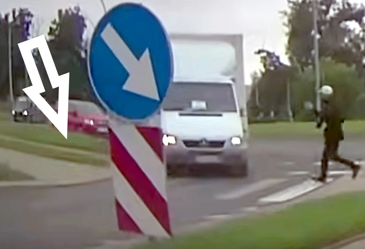 Kierowca opuszczając skrzyżowanie musiał też sprawdzić, czy z prawej strony nie nadjeżdża żaden rowerzysta, z tego względu mógł nie widzieć wbiegającego na przejście pieszego / fot. youtube