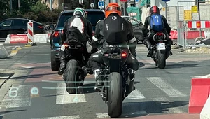 Koniec z zaginaniem blach w motocyklach. Trwają testy cyfrowych tablic 