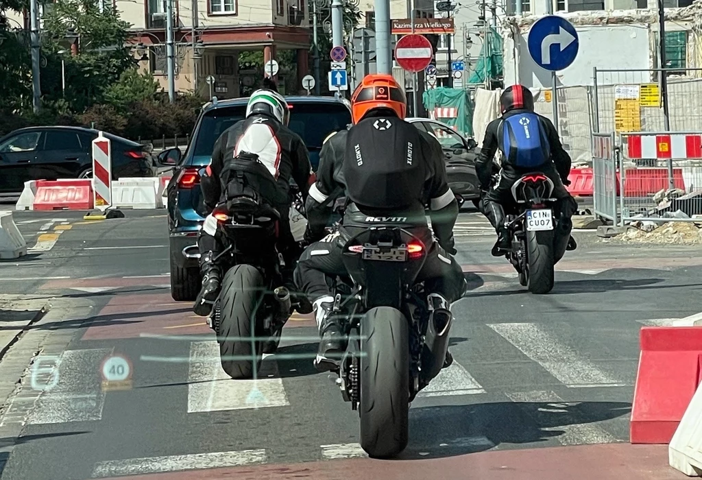 Za zaginanie tablic rejestracyjnych w motocyklu grozi wysoki mandat