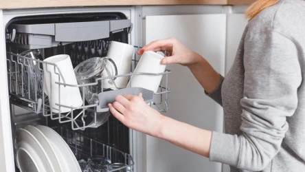 Zmywarka zostawia smugi na naczyniach? A może wydobywa się z niej nieprzyjemny zapach? Jest na to proste rozwiązanie. 