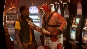 Anthony Mackie (L) w serialu "Twisted Metal"
